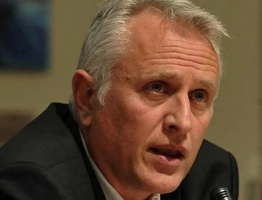 Ο Γ. Ραγκούσης «φωτογραφίζει» τον Στ. Θεοδωράκη για «εθνική αλητεία» (φώτο)